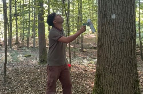 Förster Maximillian Scheel zeichnet sogenannte Zukunftsbäume aus (c) SHLF