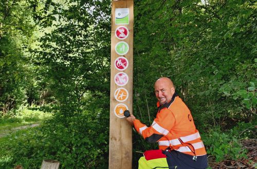 Piktogramme an den Waldeingängen weisen auf die wichtigsten Gefahren und Verhaltensregeln im Wald hin c SHLF