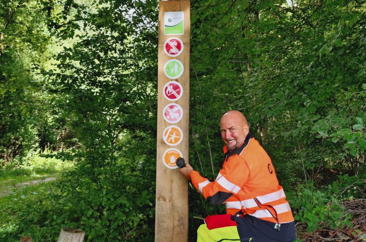 Piktogramme an den Waldeingängen weisen auf die wichtigsten Gefahren und Verhaltensregeln im Wald hin c SHLF
